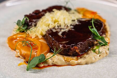 Телячьи щечки, птитим с белыми грибами