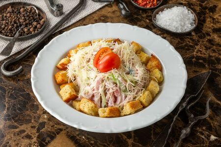 Салат с ветчиной и помидорами