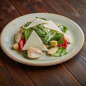 Салат Цезарь с курицей