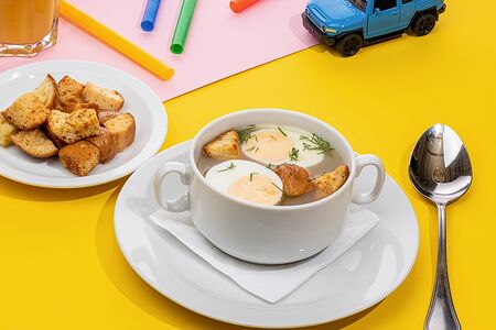 Куриный бульон с гренками