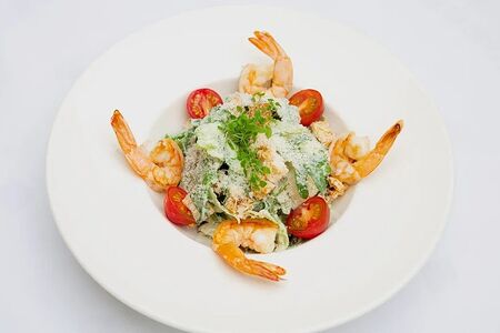 Салат Цезарь с тигровыми креветками