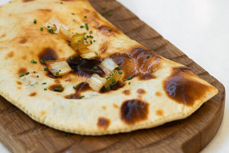 Греческая лепешка с брынзой и шпинатом