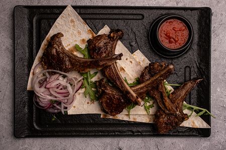 Каре из ягненка с баклажаном