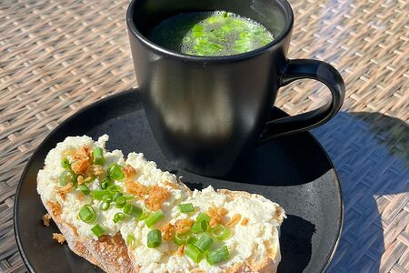 Куриный бульон с яичным салатом на чиабатте