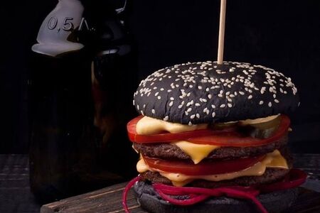 Черный бургер с куриной котлетой (халяль)
