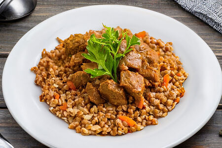 Греча с гуляшом