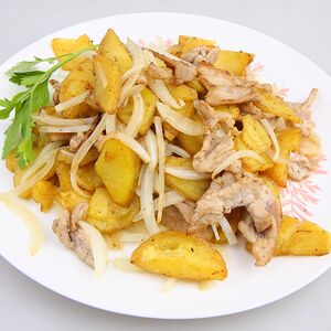 Жареный картофель с мясом и луком