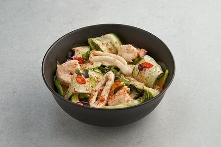 Зелёный салат с морепродуктами