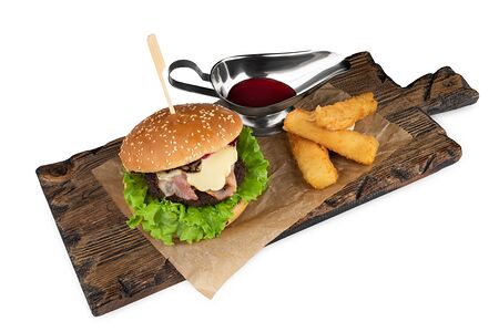 Бургер с мраморной говядиной, моцареллой и вишневым соусом