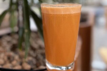 Свежевыжатый сок из яблока, сельдерея и моркови