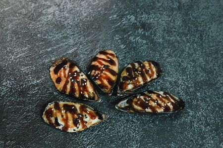 Мидии с рисом под чесночным соусом