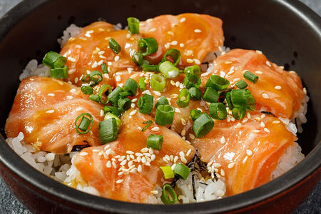 Донбури с лососем