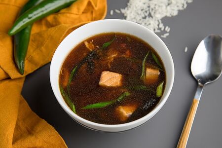 Острый суп с лососем и мясом краба