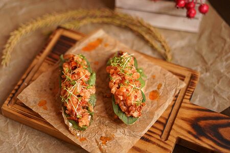 Брускетта со слабосоленой форелью