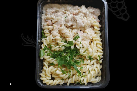 Фузилли с курицей и грибами в сливочном соусе