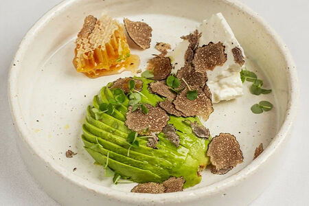 Страккино с авокадо, трюфель и медовые соты