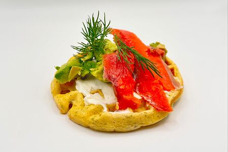 Картофельная вафля с красной рыбкой, авокадо и творожным сыром
