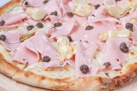 Пицца с мортаделлой, артишоками и трюфелем