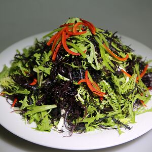 Салат из листьев одуванчика с морскими водорослями в масляном соусе