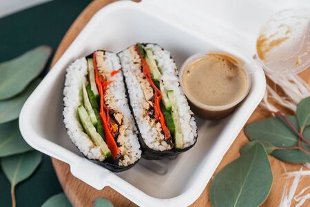 Онигири с темпе и лососем из моркови и нори