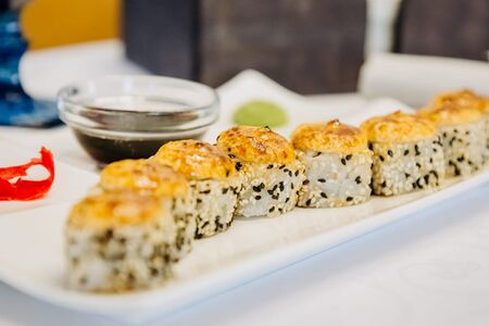 Запеченный ролл с курицей и авокадо