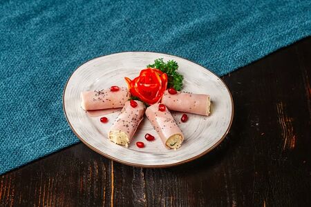 Рулет с ветчиной и сыром