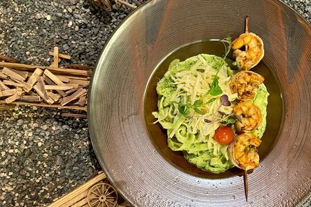 Паста со шпинатом и шашлычком из креветок 