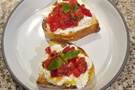 Брускетта с томатами и страчателлой