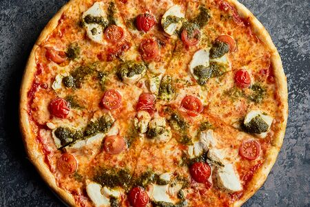 Пицца с цыпленком и соусом песто