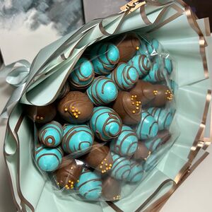 Букет из клубники в шоколаде бирюзово-коричневый 