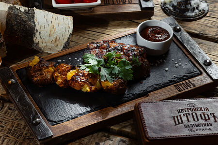 Стейк из шеи поросёнка с печеным картофелем