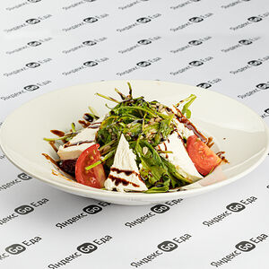 Свекольный салат с брынзой и рукколой