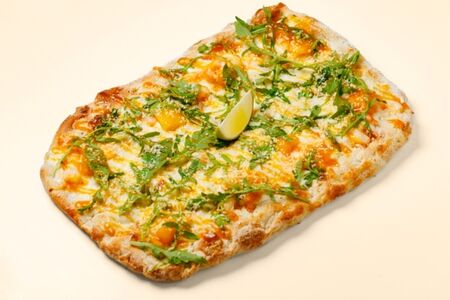 Римская пицца с манго и креветкой