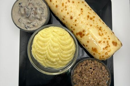 Блинчик с фаршем из 100% говядины, картошкой и грибами в сливочном соусе