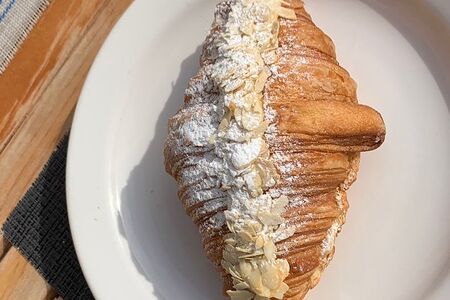 Круассан с миндалем