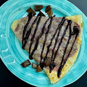 Блин с вишней и шоколадными каплями