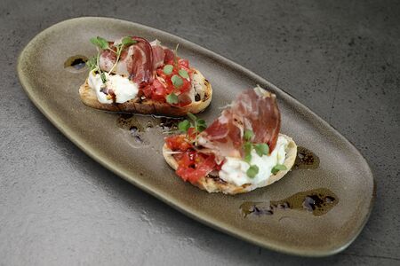 Брускетта со страчателлой и вяленой свининой