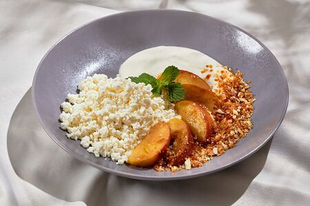 Творог с карамельными яблоками