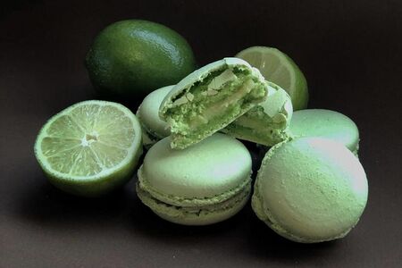Макаронс Базилик-лайм