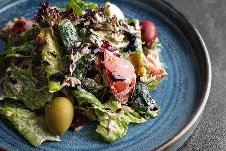 Салат с тунцом