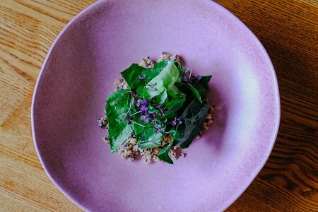 Киноа с арахисовой пастой и миксом зелени