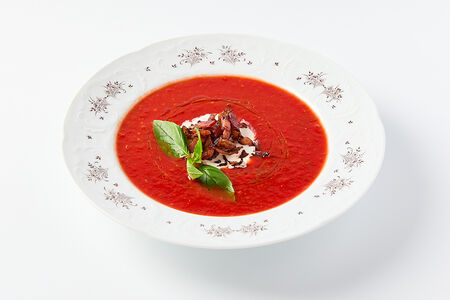 Томатный суп с беконом и страчателлой