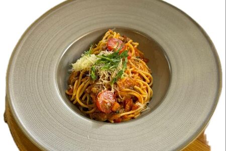 Спагетти c кусочками говядины и острым перцем