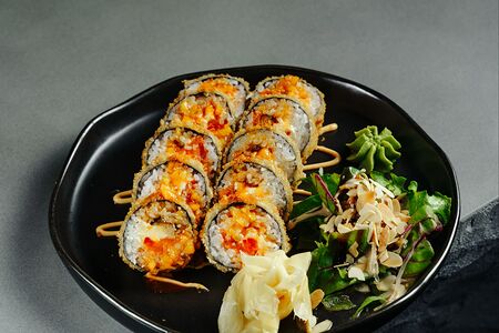 Криспи ролл с угрем и лососем под соусом чили манго