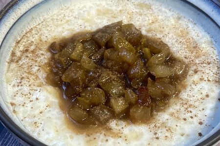 Рисовая каша на коровьем молоке с карамельной пряной грушей