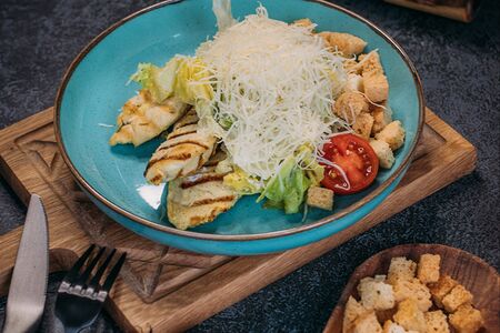 Салат Цезарь с куриной грудкой на гриле