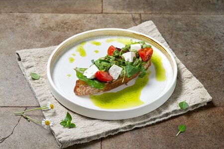 Брускетта с сыром и песто