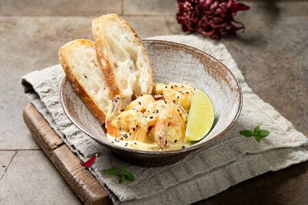 Креветки с ананасом в кунжутном карри