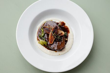 Томленая говядина с пюре из цветной капусты 