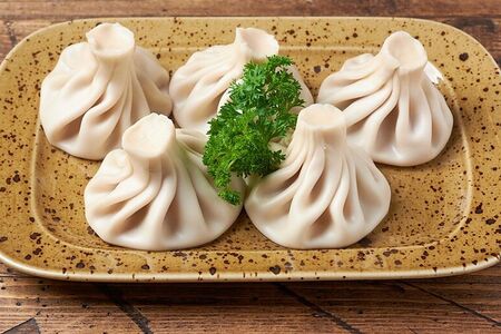 Хинкали с курицей и грибами в сливочном соусе